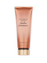Victoria's Secret Amber Romance loción para manos y cuerpo, aroma profundo y hidratación prolongada.