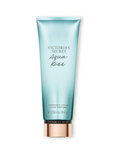 Loción perfumada Aqua Kiss de Victoria's Secret en frasco, hidratación y fragancia para todo el día.