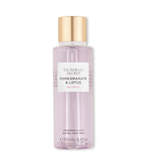 Victoria's Secret bruma de fragancia Pomegranate y Lotus en botella, aroma suave para uso diario.