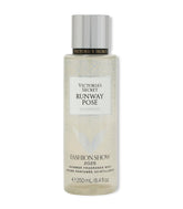 Victoria's Secret Bruma Perfumada en pose de pasarela, ideal para noche especial.