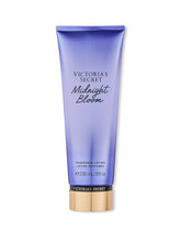 Victoria's Secret Midnight Bloom loción corporal en botella, hidratación duradera para la piel.
