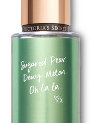 Victoria's Secret Pear Glace rociado en la palma para refrescar.