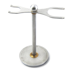 El Admiral de Vikings Blade, soporte para brocha, facilita secado y almacenamiento ordenado.