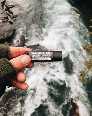 Walrus Oil bálsamo labial, aplicación precisa, aroma mentolado suave.