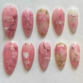Uñas postizas WBRRFJJ con flor rosa y acabado almendra para look primaveral