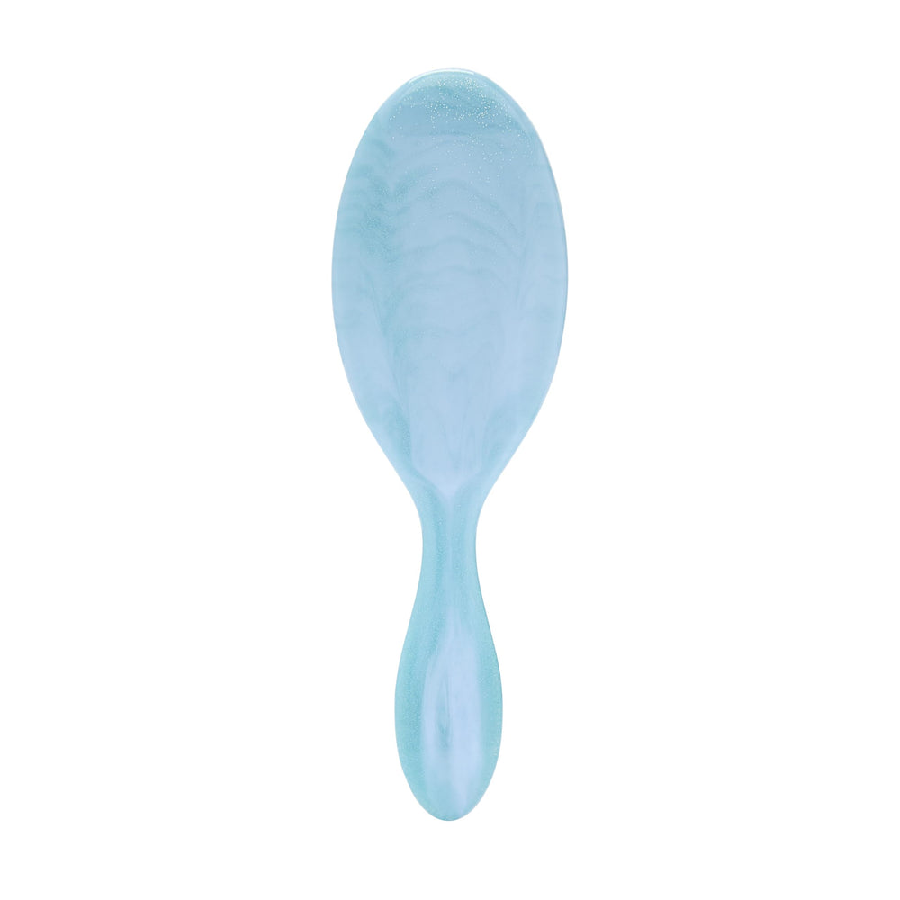 Wet Brush Desenredante Original en azul glitter desliza suavemente entre las hebras.