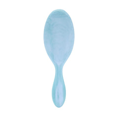 Wet Brush Desenredante Original en azul glitter desliza suavemente entre las hebras.