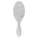 Wet Brush Original Detangler Marmol Gris, toma cercana para desenredar con suavidad.