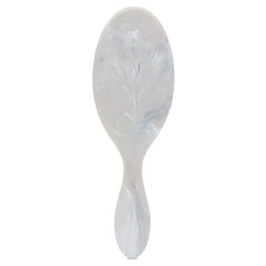 Wet Brush Original Detangler Marmol Gris, toma cercana para desenredar con suavidad.