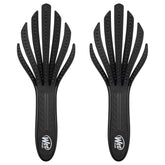 Wet Brush Go Green Curl Detangler negro, primer plano mostrando diseño para rizos y desenredo suave sin tirar
