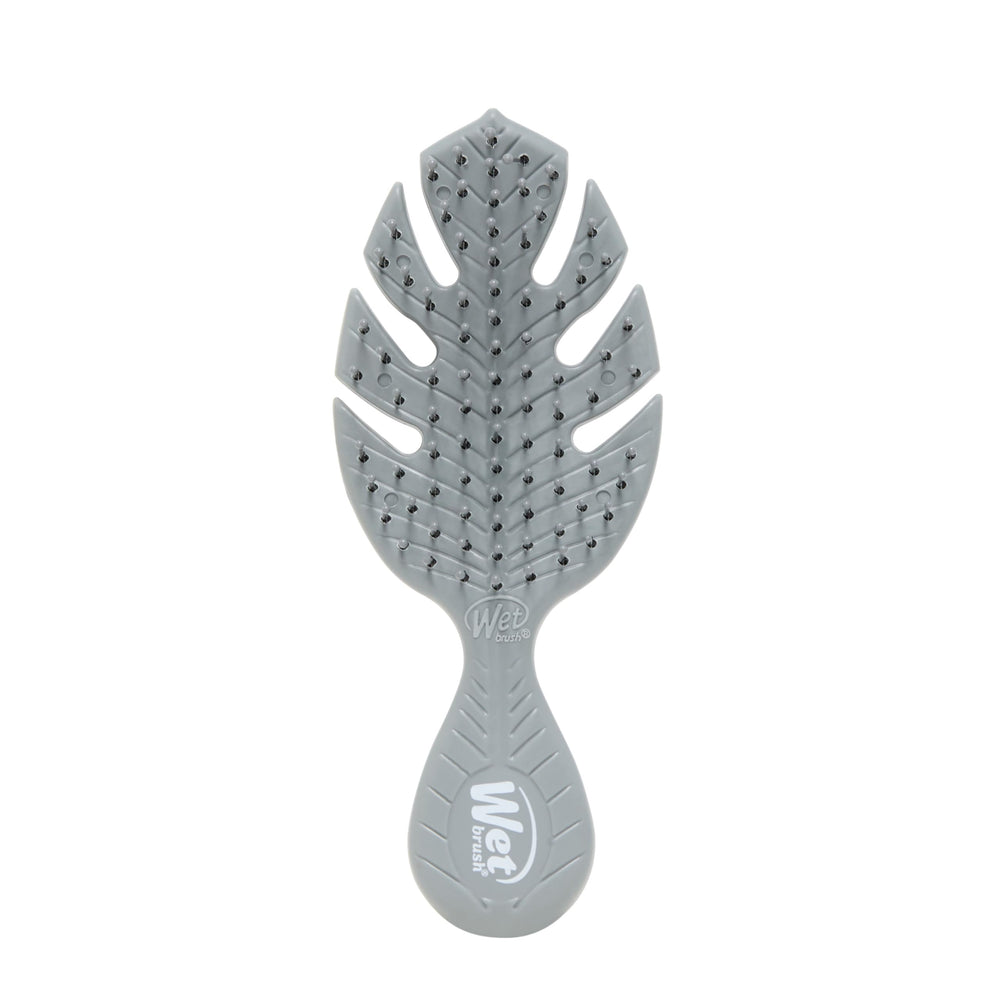 Cepillo Wet Brush Go Green Mini Detangler gris con diseño compacto para viajar