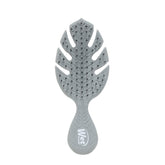 Cepillo Wet Brush Go Green Mini Detangler gris con diseño compacto para viajar
