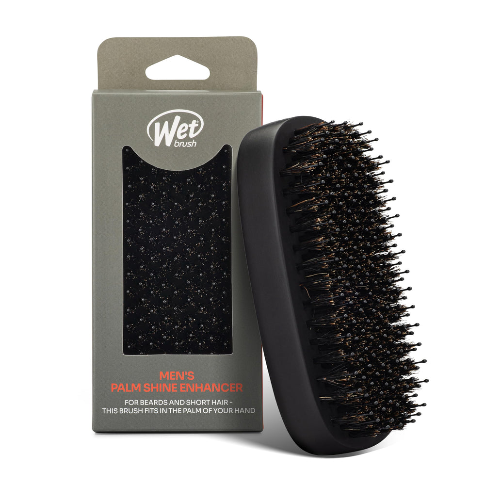 Wet Brush Shine Enhancer en palma para desenredar cabello corto con suavidad