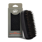 Wet Brush Shine Enhancer en palma para desenredar cabello corto con suavidad