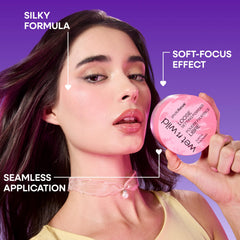 Aplicación suave de wet n wild para difuminar imperfecciones con aspecto uniforme