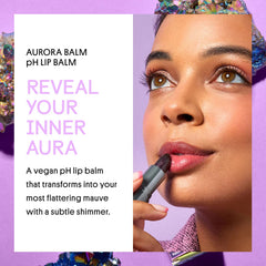 Aplicación suave del Aurora Glimmer Balm en labios y tinte mauve emergente