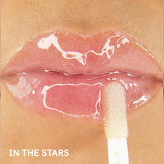 Winky Lux In The Stars Lip Oil aporta fragancia suave de vainilla.
