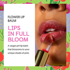 Bálsamo Flower de Winky Lux con flor de crisantemo en su interior ofrece arte en labios