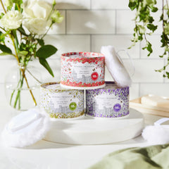 Talco perfumado Woods of Windsor Rose para reducir rozaduras y mantener la piel suave.