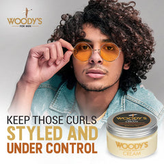 Brillo natural en cabello rizado gracias a Woody's Styling Cream.