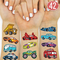 Tatuajes xo Fetti de coches y carreras con destellos metálicos, ideales para fiestas.