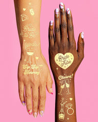 Tatuajes dorados xo Fetti con efecto glitter brillante.