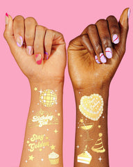 Tatuajes XO Fetti oro con motivos de cócteles y discoteca para brindar.