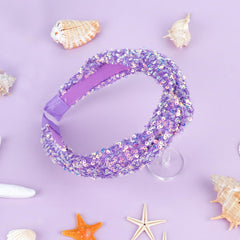 Niña usando diadema YARIEW púrpura, perfecta para fiestas de princesas.