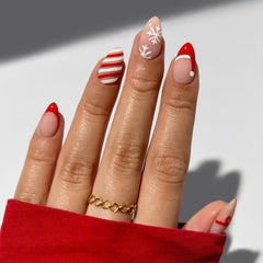Uñas postizas YIYILEIC con diseño navideño en almendra, ideal para fiestas.