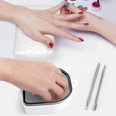 Pelador de cutícula triangular Yokilly, diseño ergonómico para cortes precisos.