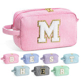 Bolsa YOOLIFE de maquillaje inicial con letra chenille y diseño distintivo.