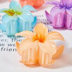Clips flor hawaiana de YosaiHom en amarillo realzan peinados veraniegos sin resbalar.