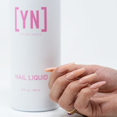 Young Nails monomero adherencia superior para uñas acrílicas duraderas y uniformes.