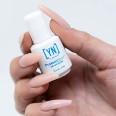 La surface kératine est préparée avec le bond protéique Young Nails
