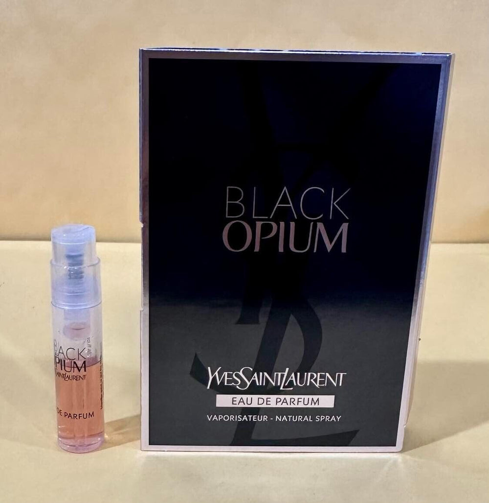 Yves Saint Laurent Black Opium, muestra frasco, aroma envolvente para momentos elegantes.