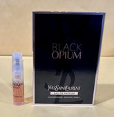 Yves Saint Laurent Black Opium, muestra frasco, aroma envolvente para momentos elegantes.