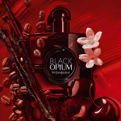 Detalle del frasco de Black Opium Over Red, acabado translúcido y tapa roja