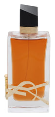 Frasco en mano de Yves Saint Laurent Libre Intense 90 mililitros, ideal para salidas nocturnas.