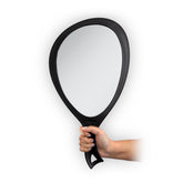 Espejo de mano Zadro con forma oval grande y mango ergonómico para maquillaje detallado.
