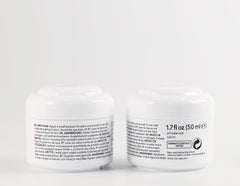 Ziaja Crema de Día Leche de Cabra, manos aplicando, base de maquillaje suave.