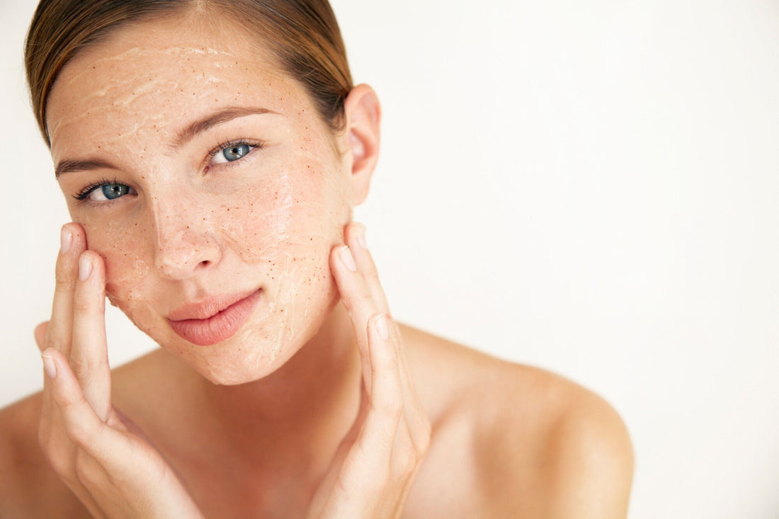 Exfoliación corporal como parte de una rutina de cuidado de la piel para mantener suavidad y renovación en climas de México