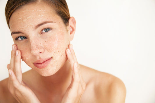 Exfoliación corporal como parte de una rutina de cuidado de la piel para mantener suavidad y renovación en climas de México
