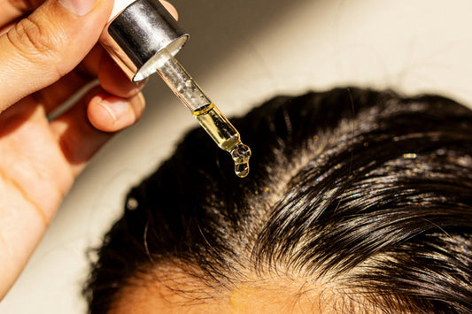Mascarillas capilares aplicadas correctamente dentro de una rutina de cuidado del cabello para mejorar suavidad y brillo