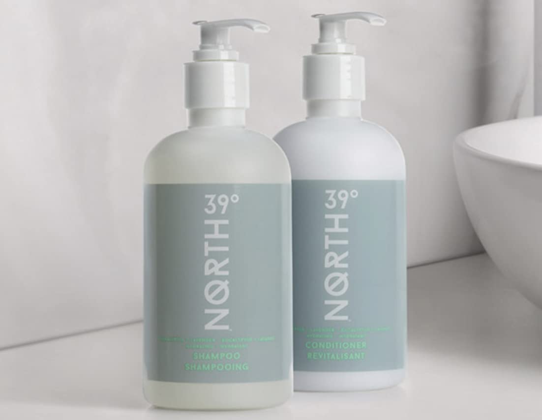 39° North: emballage hôtel élégant, pour une expérience de soins capillaires haut de gamme.