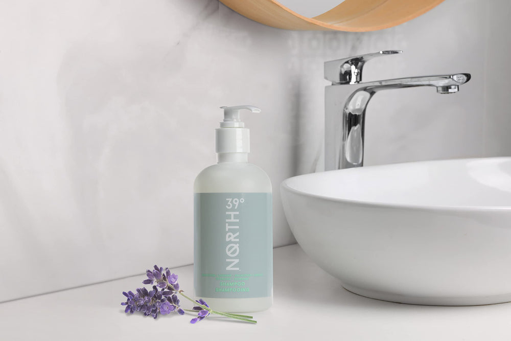 Shampoo 39° North botella-eucalipto-lavanda, limpieza suave que deja el cabello ligero.
