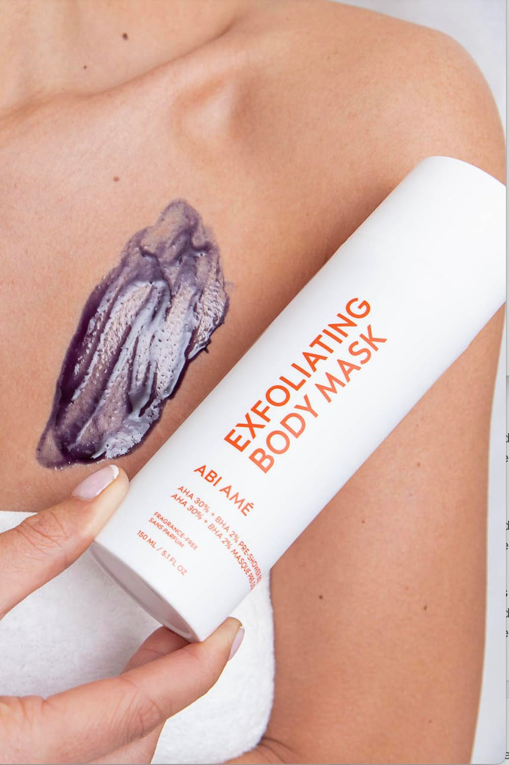 Aplicación preducha Abi Ame, formato práctico para uso diario y exfoliación suave.