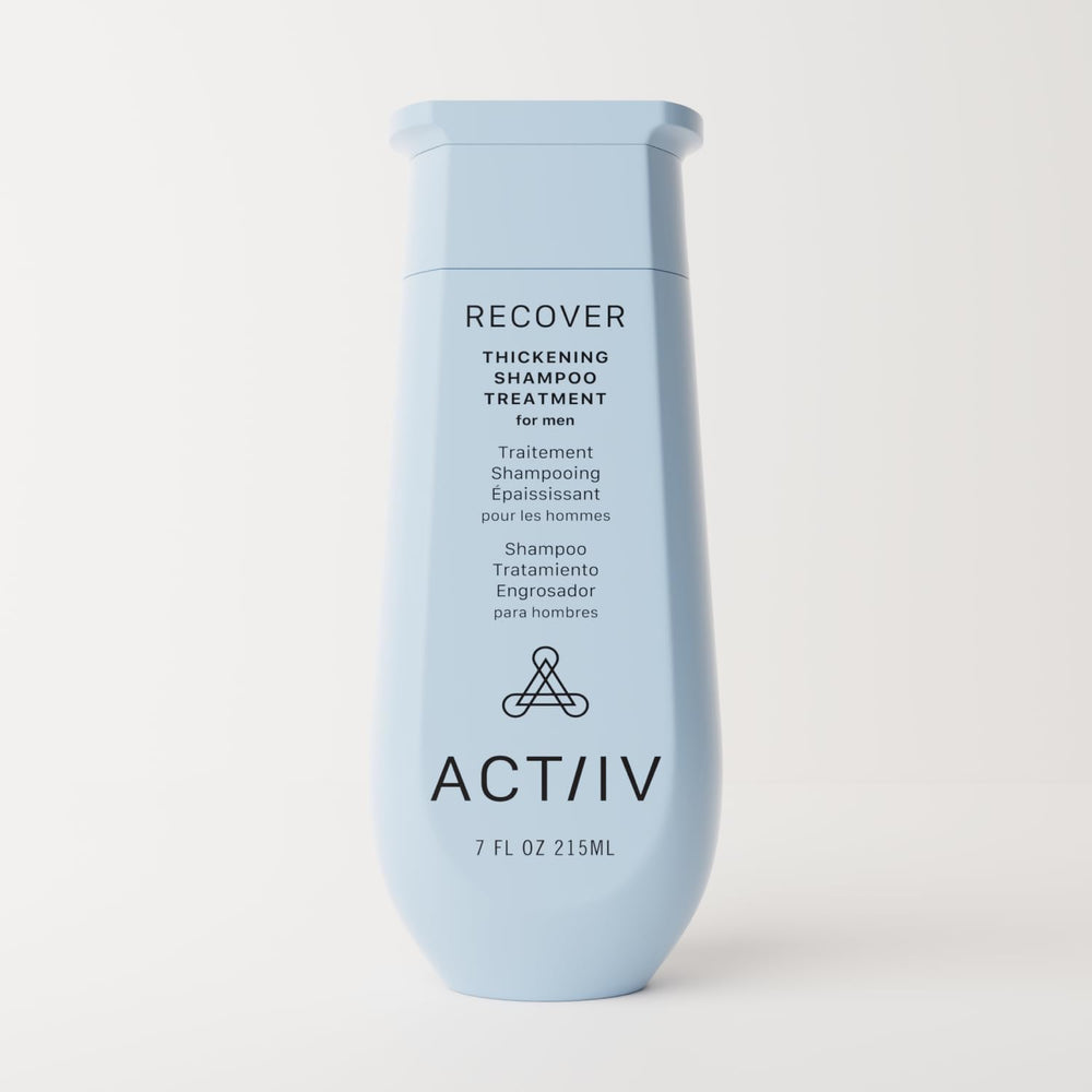 ACTIIV Recover: hombre aplicando champú para mayor volumen
