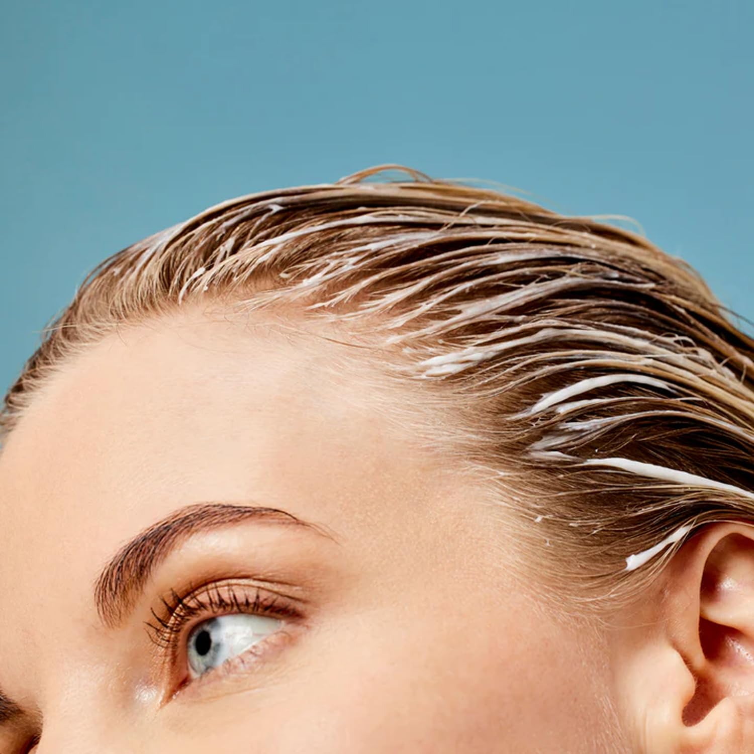 Aplicación del champú Acure en cabello húmedo antes de enjuagar.