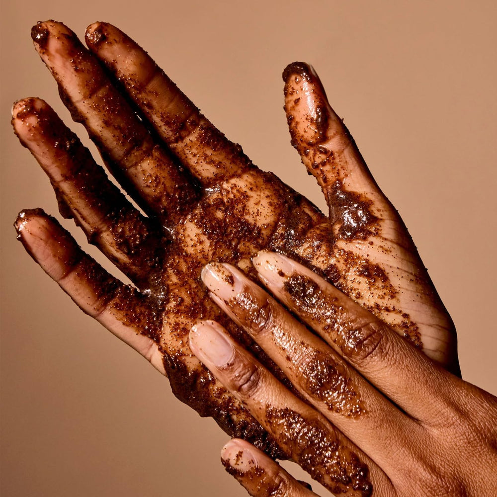 Acure detalle de aplicación para masaje suave del exfoliante.