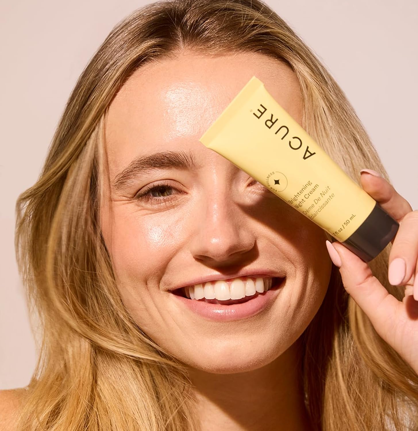 Aplicación nocturna en la mano, rutina de cuidado facial nocturna